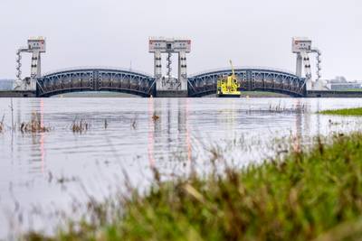 De stuw bij Driel staat open, maar moeten we dat kostbare water in de Rijn niet vasthouden?