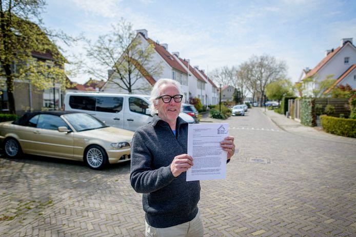 Job Zwat al veertig jaar voorzitter van bewonersvereniging Kotte e.o. Maakt zich grote zorgen over afwikkeling parkeerprobleem in Hart van Zuid.