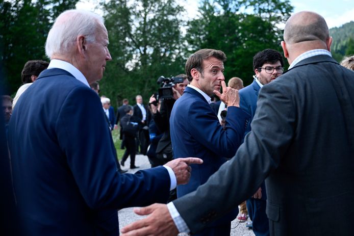 De Franse president Emmanuel Macron, tweede rechts en de Amerikaanse president Joe Biden, links, vertrekken na het poseren voor een groepsfoto, tijdens de G7-top.