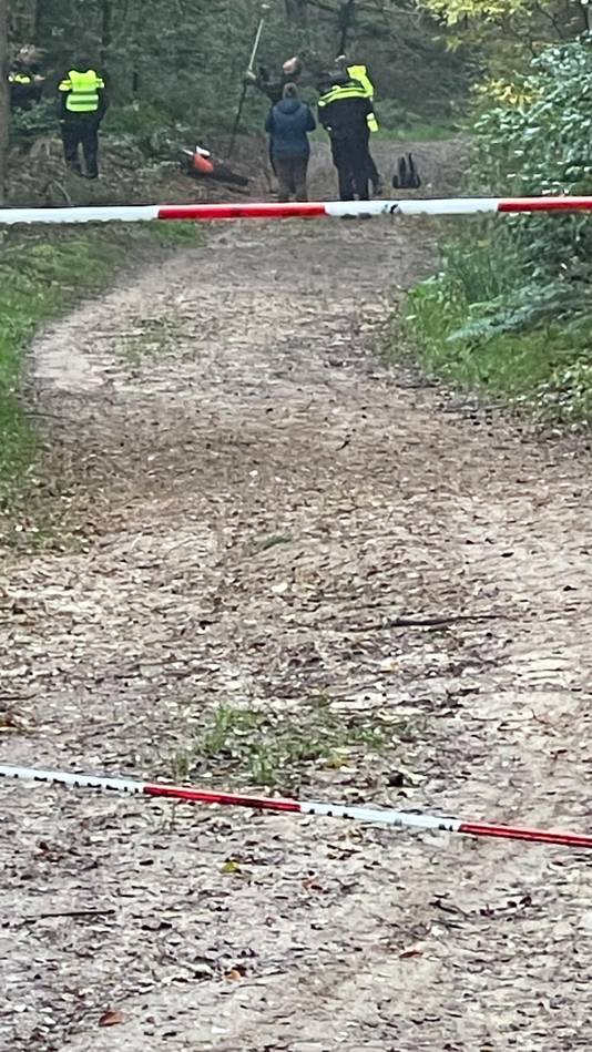 De VOA is bezig met onderzoek in het bos na de vondst van een dode motorrijder in Braamt.