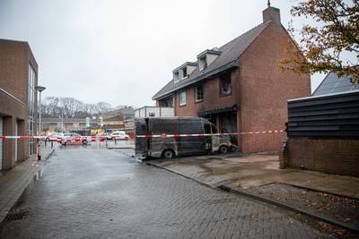 Brand woning en bus vermoedelijk met jerrycan benzine aangestoken: ‘Ze zaten als ratten in de val’