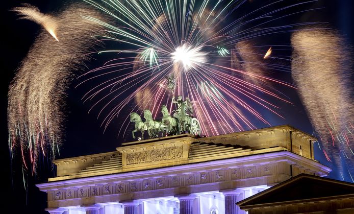 Vuurwerk aan de Brandenburger Tor in Berlijn.