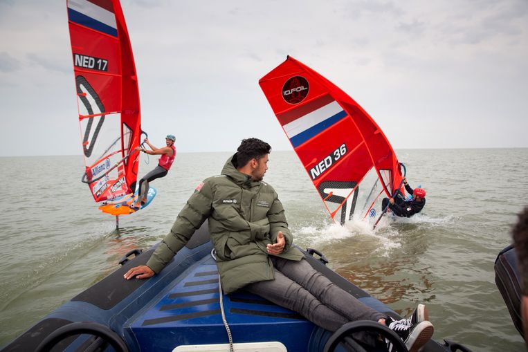 Kiran Badloe wacht op een bootje tevergeefs tot de race van de foilers (achter hem) op het IJsselmeer nog van start gaat.  Beeld Herman Engbers