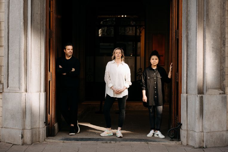 Sergio Herman, Dorine Van den Eynde & Jaclyn Kong. Van den Eynde: ‘Een vrouw heeft misschien standaard wat meer finesse, elegantie, oog voor detail. Maar zo zijn er ook mannen. Eigenlijk is het gewoon willen werken en er keihard voor gaan.’ Beeld Chantal Arnts