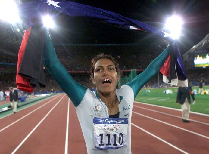Cathy Freeman won goud op de 400 meter op de Olympische Spelen van Sydney 2000.  De voormalige atlete is een van de bekendste Aboriginals.