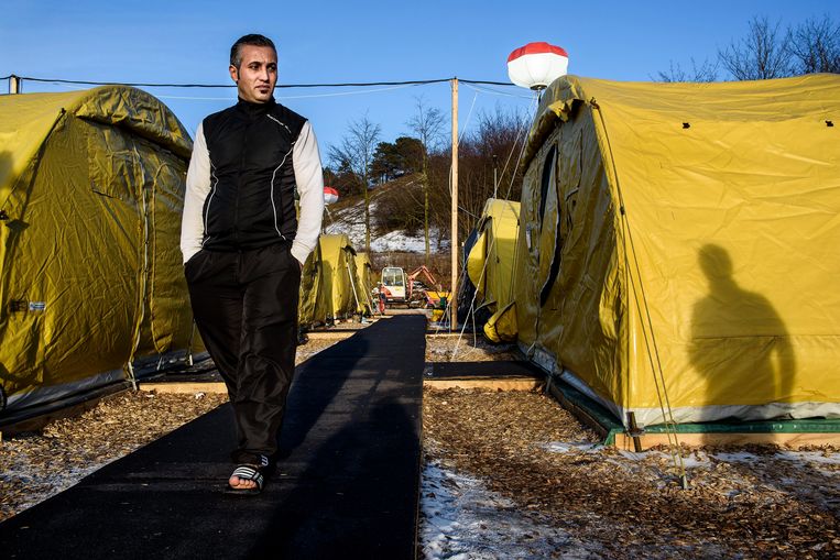 Asielzoekers worden opgevangen in een tentenkamp in Naestved, zo'n 60 kilometer ten zuiden van Kopenhagen. Beeld EPA