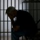 Bijstandsmoeder krijgt bezoek aan zoon in cel vergoed