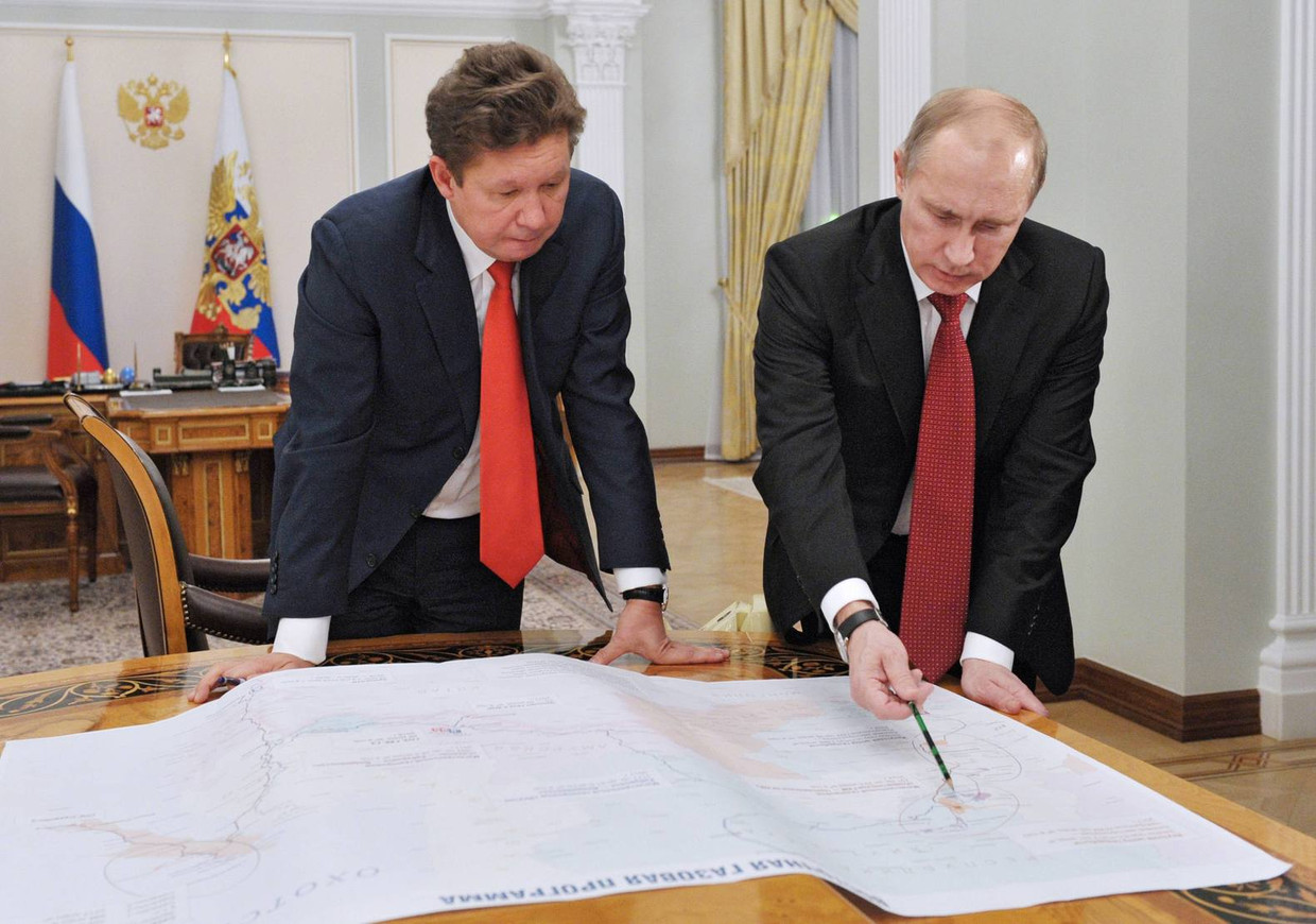 Poetin met Gazprom-topman Alexei Miller in 2012. Beeld reuters