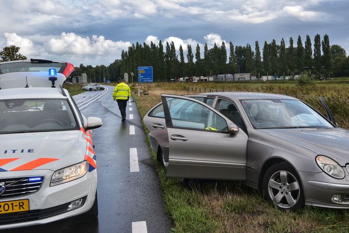 De wegvluchtende auto kwam niet ver, want hij klapte boven op een auto.