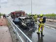 Een automobilist reed stadinwaarts op de Graafseweg in Nijmegen en botste achter op een auto ervoor. Daarna vloog de auto in brand.