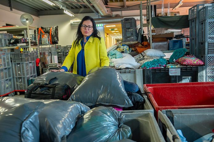 De Woensdrechtse Natallia Fesenko, medewerker van De Kringloper in Roosendaal, krijgt van alle kanten hulp aangeboden om de meest noodzakelijke spullen naar 'haar' Oekraïne te krijgen. ,,Hartverwarmend, zoals Nederland reageert."