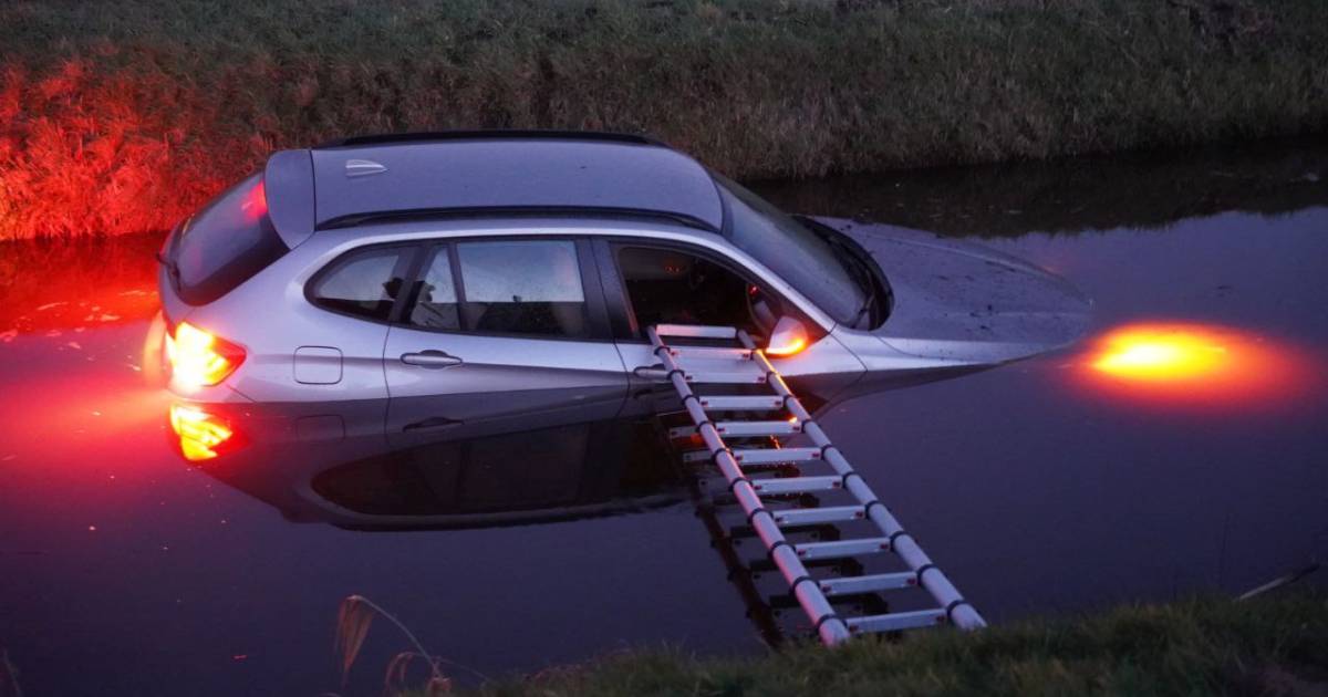 Automobilist belandt met auto in het water na botsing op de A28.
