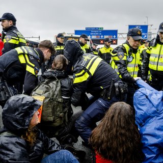Gegevens Amsterdamse klimaatactivist honderden keren opgevraagd door politie: Nationale ombudsman kritisch