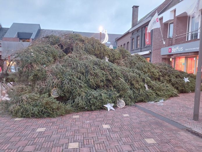 De kerstboom in Brakel ging tegen de vlakte.