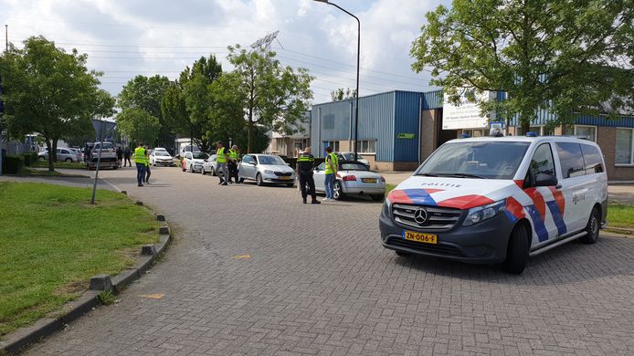 Ook elders in Nederland worden regelmatig autobedrijven gecontroleerd, zoals hier op bedrijventerrein Ekkersrijt nabij Eindhoven.