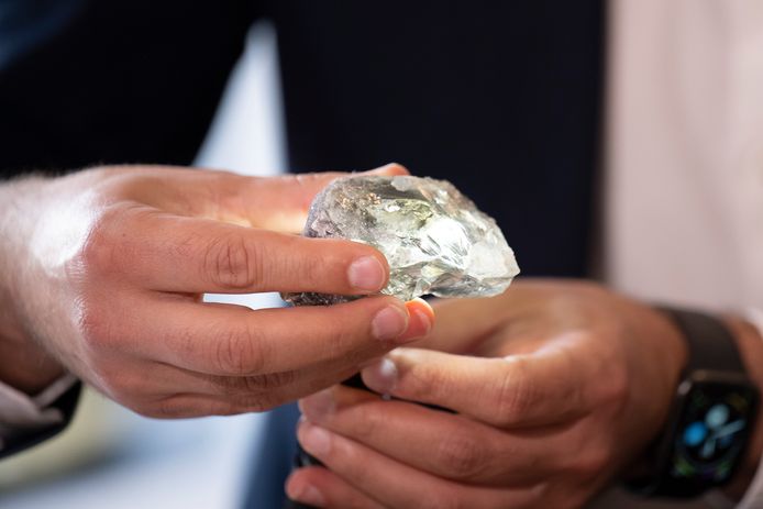 Dit is ‘m: een beauty van 1.175 karaat, een zeer heldere, hoogkwalitatieve ruwe diamant uit de Karowe-mijn in Botswana. HB Antwerp zal de steen analyseren en slijpen.
