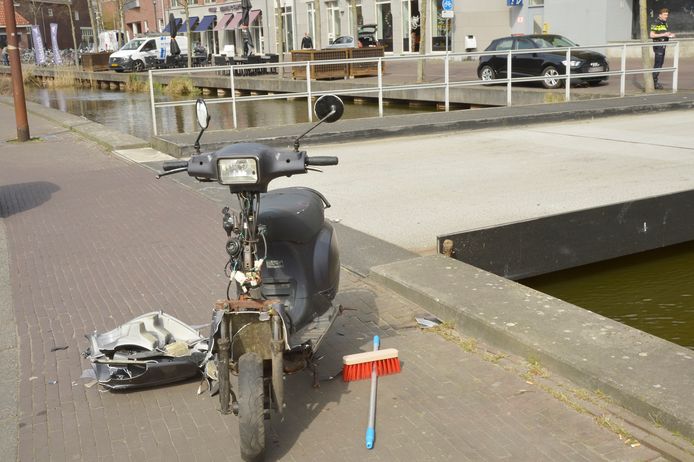Op de Markendaalseweg in Breda zijn woensdagmiddag een scooter en een auto op elkaar gebotst.