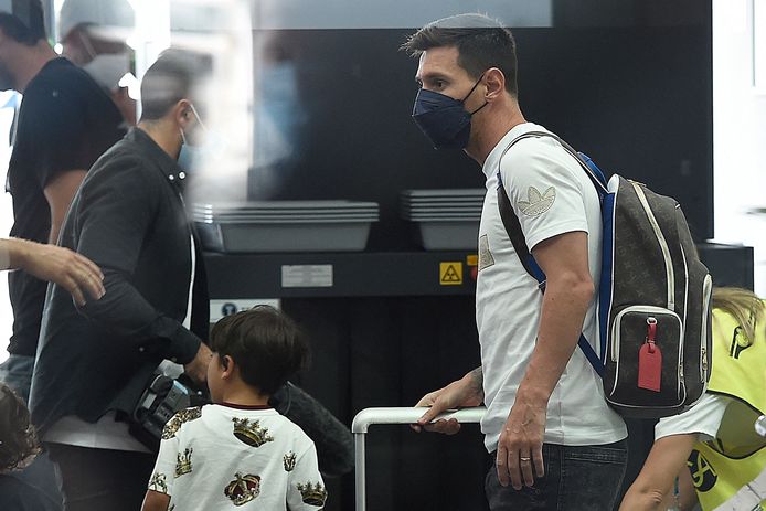 Lionel Messi op het vliegveld van Barcelona.