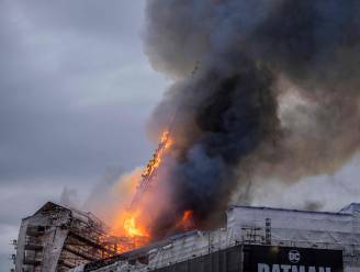Grote brand in iconisch pand centrum Kopenhagen onder controle: ‘Ons Notre-Dame-moment’