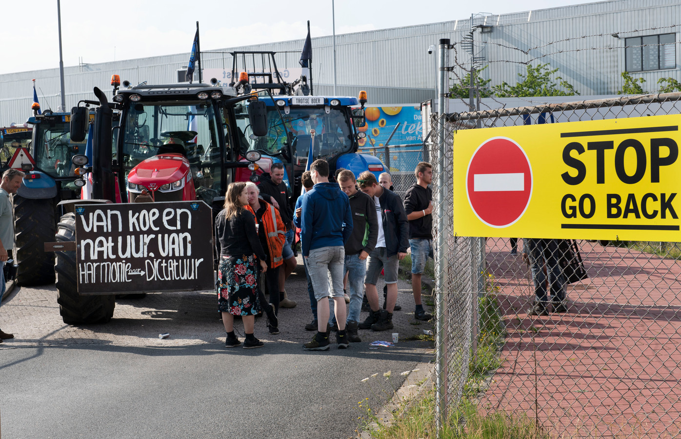 Boeren protesteren bij het distributiecentrum van Albert Heijn in Geldermalsen.