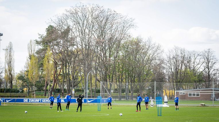 Onder meer bij Hertha Berlijn hebben ze de training hervat. Het aantal spelers varieert in Duitsland per deelstaat. Beeld EPA