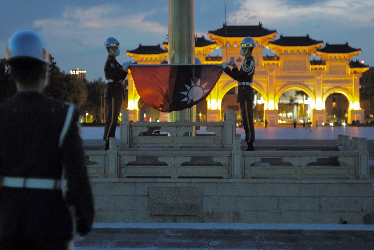 De Taiwanese vlag wordt gestreken bij het Chian Kai-shek Memorial Hall in Taipei. 