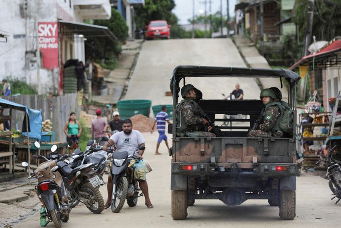 Soldati brasiliani a bordo di un veicolo mentre cercano la coppia scomparsa.