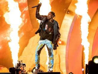 Travis Scott onderbreekt concert nadat fans in metalen stellage klimmen