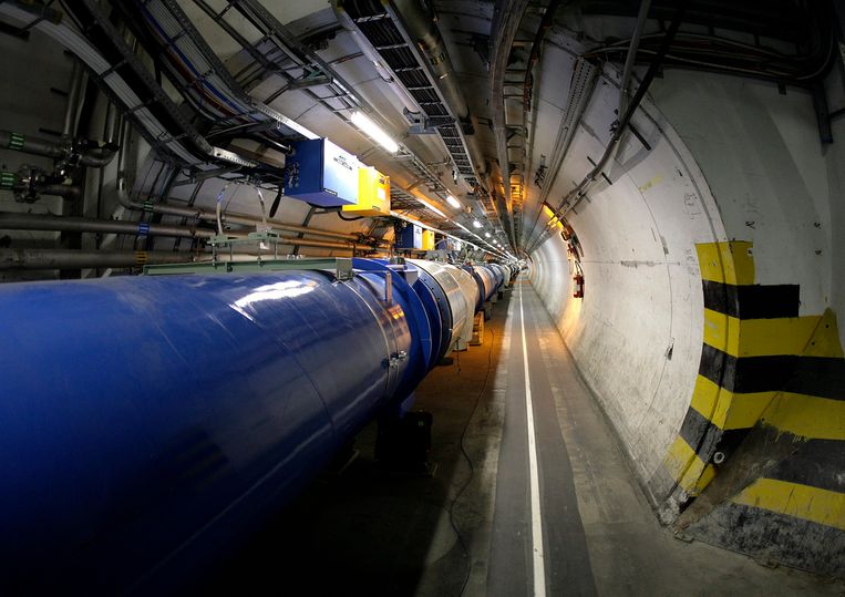De tunnel van deeltjesversneller LHC bij Cern, Genève. In de blauwe buis zwiepen deeltjes met bijna de lichtsnelheid rond tot ze op elkaar knallen. Tussen de brokstukken van die botsing zoeken fysici naar aanwijzingen voor hoe de wereld op het kleinste niveau werkt.  Beeld AP