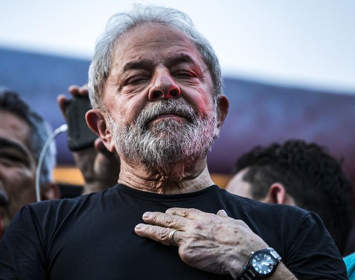 De vroegere Braziliaanse president Luiz Inácio Lula da Silva mag zijn land niet verlaten. Een rechter in de hoofdstad Brasilia legde de 72-jarige gisteren een uitreisverbod op.