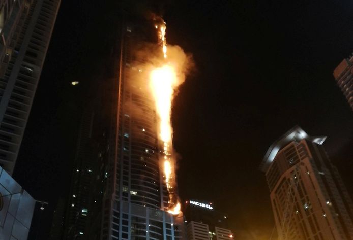 De Torch tower in Dubai staat in brand.