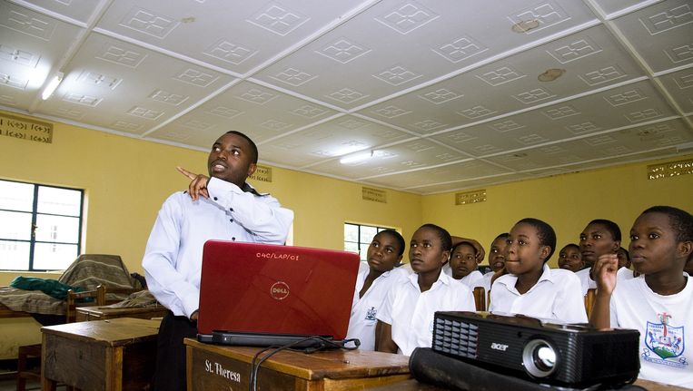 Computerles in Oeganda, als onderdeel van een project dat wordt gesteund door ICCO. Beeld Roel Burgler