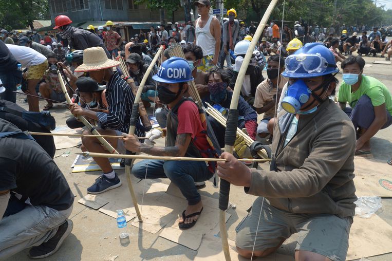 Pro-democratische tegenstanders van de coup verzetten zich met pijl en boog. Beeld AP