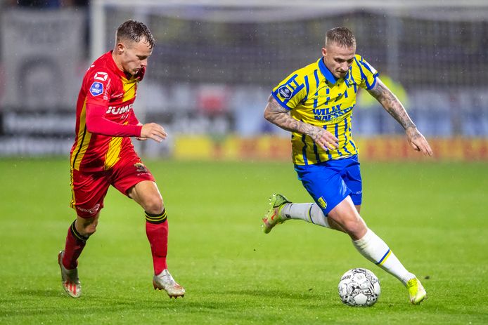 GA Eagles-speler Boyd Lucassen (l) in duel met Alexander Buttner van RKC, eerder dit seizoen in Waalwijk.