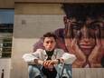 Quinten Thollembeek voor de graffiti van Sanda Dia in het centrum van Leuven.