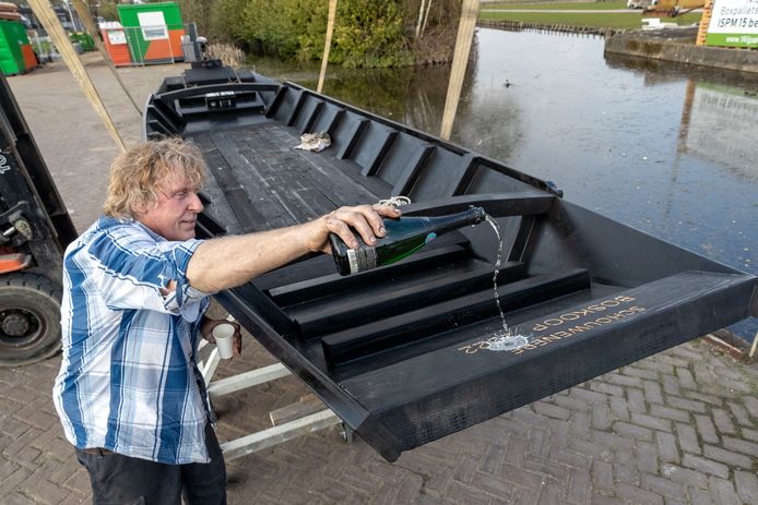 William van Wijngaarden doopt zijn zelfgebouwde schouw, replica van de historische kwekersboot.