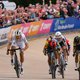 Kopecky verslaat Vos en Balsamo in eindsprint voor winst Parijs-Roubaix