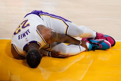 Lakers-ster LeBron James loopt enkelblessure op, maar scoort eerst nog driepunter voor vervanging
