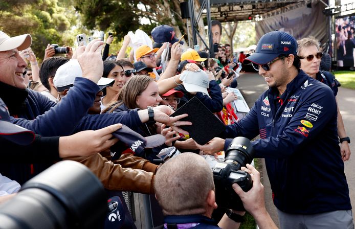 Sergio Pérez deelt handtekeningen uit in Melbourne.