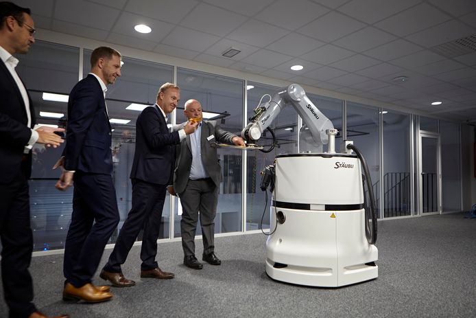 Aangezien Stäubli ook de 40ste verjaardag van Stäubli Robotics viert, werd Helmo, de mobiele robot van het bedrijf, gekozen om te assisteren bij het doorknippen van het officiële lint. Als teken van een verdere stap in de toekomstgerichte samenwerking tussen mens en robot en om de officiële opening nog een speciaal moment te geven.