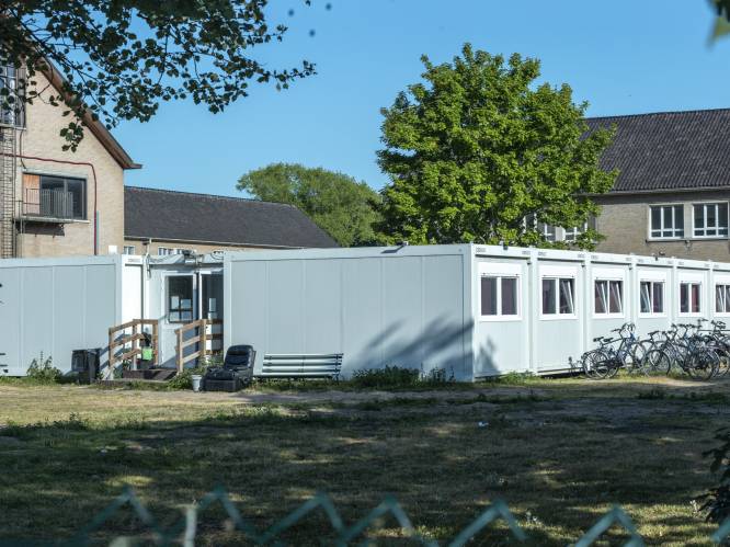 Asielcentrum Koksijde stiekem uitgebreid met 37 (!) onvergunde wooncontainers: “Dat moet je als burger eens proberen...”