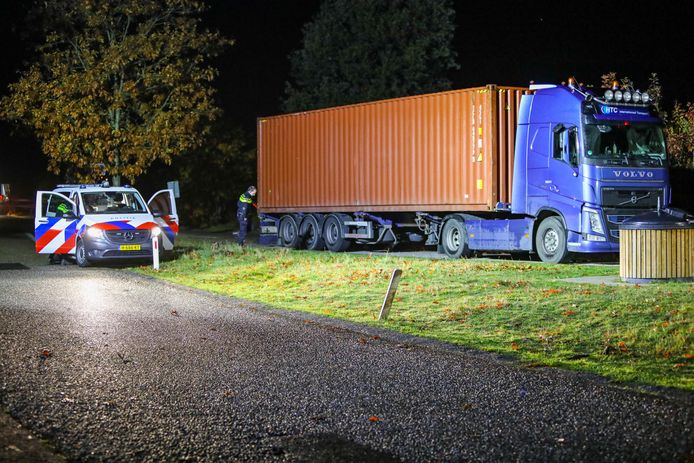 In de cabine van de truck werd zondag een dode man aangetroffen. Het gaat om een 49-jarige Duitser.