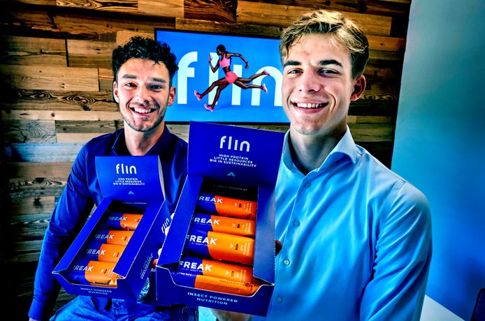 De jonge ondernemers Wesley den Hollander (22) en Levi Fortuin (22) van Flin Foods poseren met de insectenrepen.