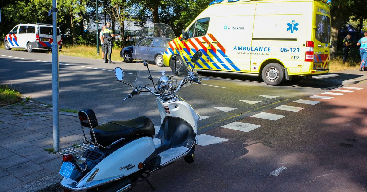 Scooterrijdsters gewond na aanrijding met auto in Apeldoorn.