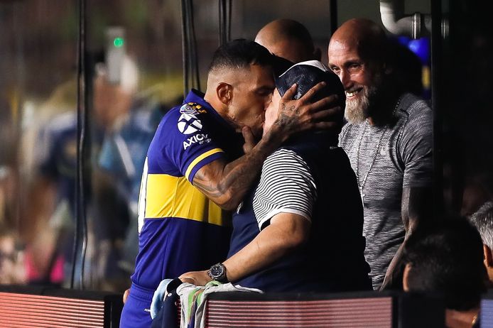 Een iconische kus tussen Carlos Tevez en Maradona, eerder dit jaar in Argentinië.