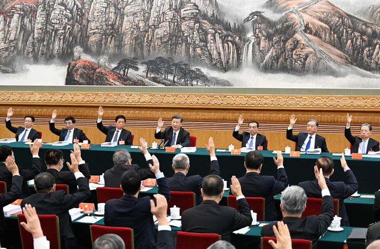 Het Partijcongres afgelopen woensdag in Beijing, vierde van links president Xi Jinping.  Beeld AP