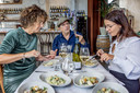 Wilma van den Oever, Alain Caron en Ajda Mehmet testen caesarsalades.
