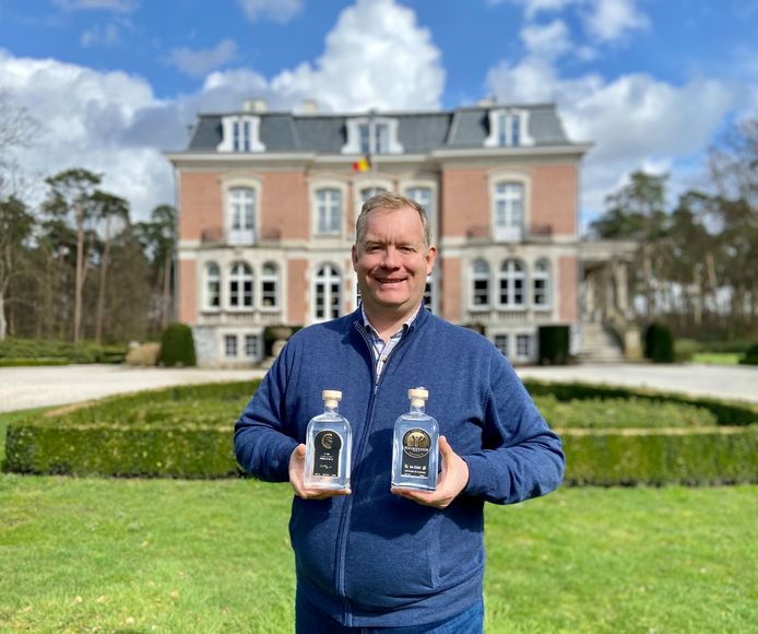 Christophe Lenaerts (51) heeft twee nieuwe gins gelanceerd: 'C-Gin Inspired By The Sea' en 'M-Gin Inspired By Nature'. Op de achtergrond zie je zijn kasteel Heihuyzen.