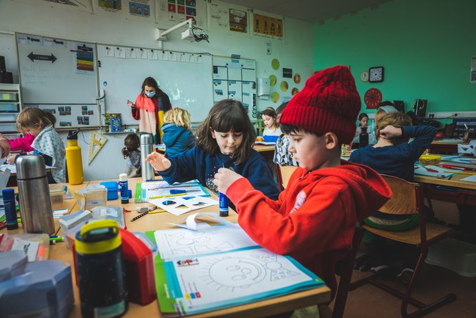 In basisschool de Kleine Icarus hadden ze graag op de speelplaats hun mondmaskers uitgedaan. Deze foto is genomen voor mondmaskers in de klas verplicht werden.