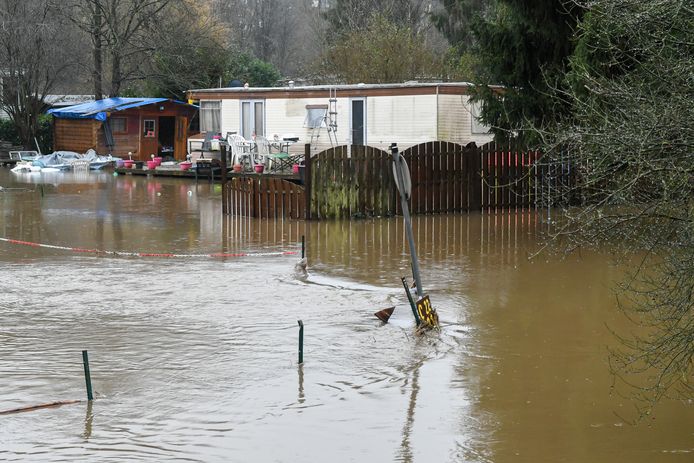 In Esneux, nabij Luik, moest een camping ontruimd worden nadat de Ourthe er buiten haar oevers trad.